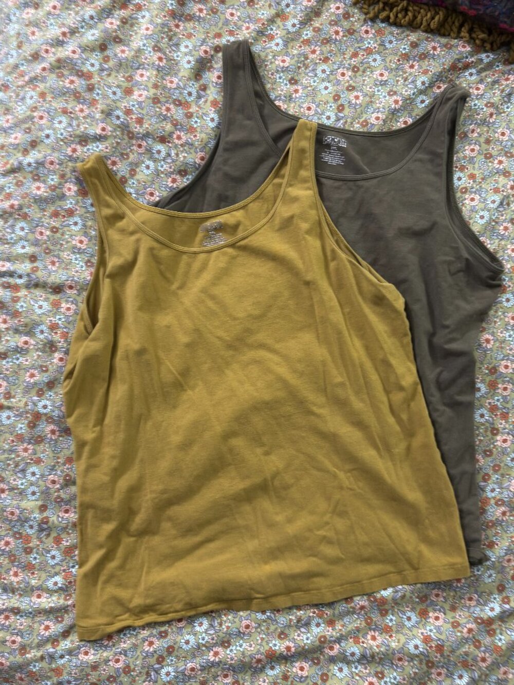 2 PK Duluth Trading No Yank Tanks